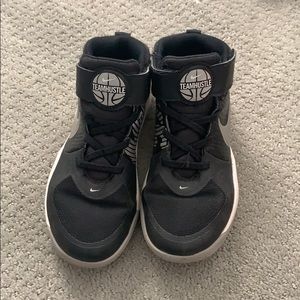 Boys Nike Team Hustle basketball shoes